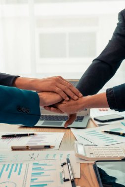 İş adamları birleşme ve ortaklarla iş anlaşmasını kutlamak için takım olarak çalışarak el sıkışıyor. Kapat..