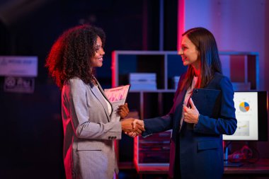 İki kadının el sıkışması etkili pazarlığı, anlaşma yapmayı, iş ortaklarını veya iş yerinde karşılıklı saygıyı sembolize eder..