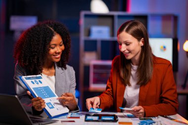 İki kadın UI / UX tasarımcısı hem kağıt hem de dijital kablolar üzerinde mobil uygulama arayüzleri tasarlama hakkında konuşmak için birlikte çalışıyorlar. Web sitelerini ya da mobil uygulamaları analiz edin ve tartışın.