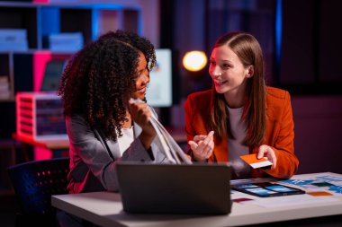 İki kadın UI / UX tasarımcısı hem kağıt hem de dijital kablolar üzerinde mobil uygulama arayüzleri tasarlama hakkında konuşmak için birlikte çalışıyorlar. Web sitelerini ya da mobil uygulamaları analiz edin ve tartışın.