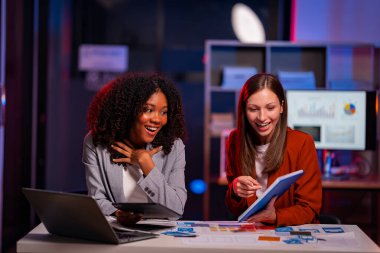 İki kadın UI / UX tasarımcısı hem kağıt hem de dijital kablolar üzerinde mobil uygulama arayüzleri tasarlama hakkında konuşmak için birlikte çalışıyorlar. Web sitelerini ya da mobil uygulamaları analiz edin ve tartışın.