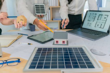 Yakın bir belgedeki belirli veri noktalarına işaret etmek için kalem kullanarak, yeni iş projeleri için harita ve grafikleri tartışacak ve analiz edecek finansal ve yatırım fikirleri üzerinde çalışmak ve beyin fırtınası yapmak.