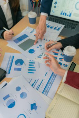 Yakın bir belgedeki belirli veri noktalarına işaret etmek için kalem kullanarak, yeni iş projeleri için harita ve grafikleri tartışacak ve analiz edecek finansal ve yatırım fikirleri üzerinde çalışmak ve beyin fırtınası yapmak.