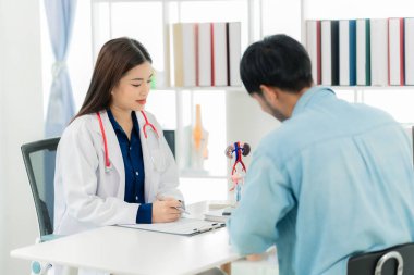 Ürologlar erkek hastalara prostat sorunları hakkında danışmanlık yaparlar. Üreme onkolojisi ve erkek üreme organları konusunda uzmanlaşmış doktorlar.