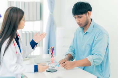 Ürologlar erkek hastalara prostat sorunları hakkında danışmanlık yaparlar. Üreme onkolojisi ve erkek üreme organları konusunda uzmanlaşmış doktorlar.