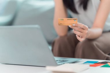 Bilgisayarla ve tabletle kredi kartıyla alışveriş ve ödeme yapmak. Evdeki şeyleri dijital ödeme pazarındaki e-ticaret sitesinden satın almak. Kapat..