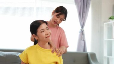 Rehabilitasyon yapan yaşlı bir kadın veya hastanın eklem ağrısı tedavisi, eklem iltihabı olan hastaya destek, genç kızın yardımıyla omuz hareketliliği testi