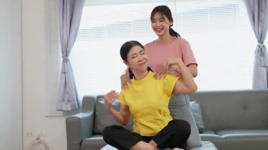 Rehabilitasyon yapan yaşlı bir kadın veya hastanın eklem ağrısı tedavisi, eklem iltihabı olan hastaya destek, genç kızın yardımıyla omuz hareketliliği testi