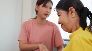 Rehabilitasyon yapan yaşlı bir kadın veya hastanın eklem ağrısı tedavisi, eklem iltihabı olan hastaya destek, genç kızın yardımıyla omuz hareketliliği testi