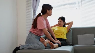 Rehabilitasyon yapan yaşlı bir kadın veya hastanın eklem ağrısı tedavisi, eklem iltihabı olan hastaya destek, genç kızın yardımıyla omuz hareketliliği testi