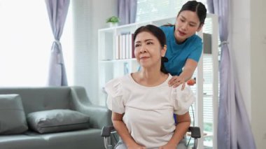 Asyalı kadın doktor yaşlı kadın hastalarla ilgilenir, fizik tedaviye yardım eder, lastik tüplerle esnetir, ve sağlık, danışmanlık ve egzersiz için diz ağrısı, spor yaralanmaları,.