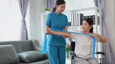 Asyalı kadın doktor yaşlı kadın hastalarla ilgilenir, fizik tedaviye yardım eder, lastik tüplerle esnetir, ve sağlık, danışmanlık ve egzersiz için diz ağrısı, spor yaralanmaları,.