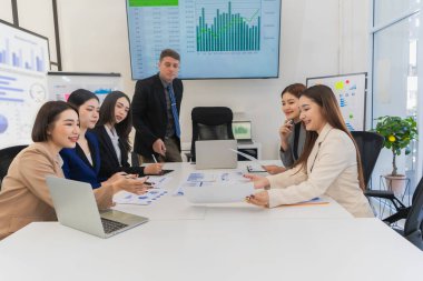 Takım çalışması birlikte büyük işler başarmaktır, bir grup iş arkadaşı modern bir ofiste yeni bir iş kurma toplantısında beyin fırtınası yapıyorlar.