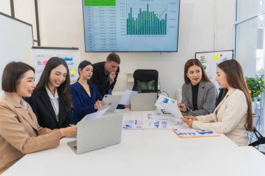 Takım çalışması birlikte büyük işler başarmaktır, bir grup iş arkadaşı modern bir ofiste yeni bir iş kurma toplantısında beyin fırtınası yapıyorlar.