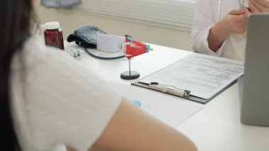 Miyop, tıbbi teşhis katarakt, glokom ve yaşla ilgili uzun çizgiler için göz anatomisi modeli. Sağlık kavramı