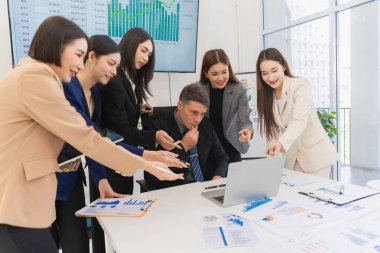 Asyalı iş adamlarından oluşan bir grup, verimli toplantı sırasında çizelge ve grafikleri analiz ediyor, takım çalışması ve işbirliği, finansal iş konsepti gösteriyorlar..