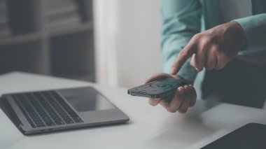 Akıllı telefon ve dizüstü bilgisayar kullanarak çalışan erkek işadamı dijital pazarlama simgeleri sanal ekran iadesi, gelecekteki akıllı cihaz ağı