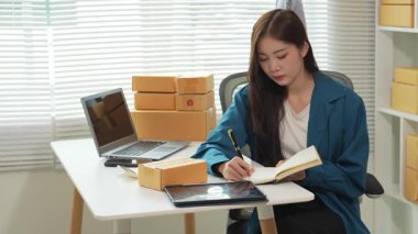 Asyalı iş kadını Küçük İş Girişimcisi, İnternet ile Evde KOBİ İş Genç kadın mutlu hissediyor ve çevrimiçi iş dünyasından siparişleri kontrol etmekten hoşlanıyor