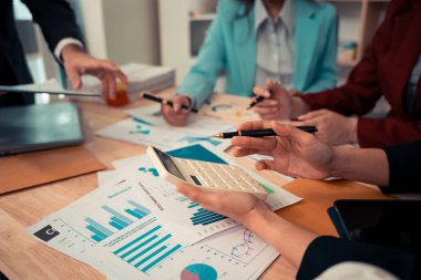 İş sunumları veya seminerler için toplantılarda bu tür belgeler mali veya pazarlama rakamları, grafikleri ve grafikleri içerir. Masada dizüstü bilgisayarlar ve dijital tabletler var..