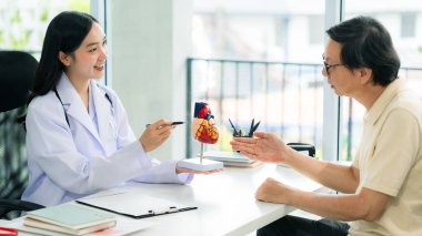 Yaşlı bir adam kalp sorunu olan doktora gitti ve hastanede tedavi için doktora danıştı..