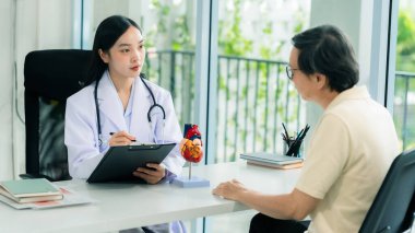 Yaşlı bir adam kalp sorunu olan doktora gitti ve hastanede tedavi için doktora danıştı..