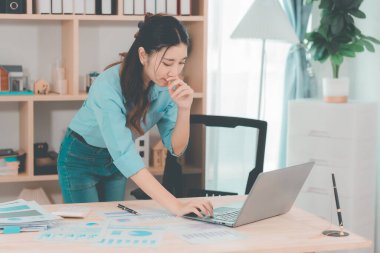 Küçük bir iş girişimiydi. KOBİ sahibi. Kadın girişimci çevrimiçi siparişleri kontrol ediyor. Kutuları teslimat için hazırlayıp müşterilere satmak için. Çevrimiçi KOBİ iş fikri.