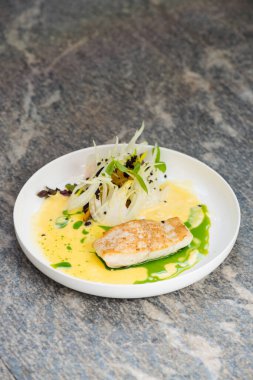 İyi yemek, otlar ve karides ve sebze ile baharat beyaz balık fileto tava