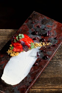 Ton balığı sashimi, ton balığı tartar ve pancar sosu. Çabuk yemek.