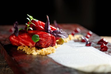 Ton balığı sashimi, ton balığı tartar ve pancar sosu. Çabuk yemek.