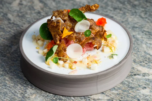 Güzel Yemekler Zarif Ton Balığı Tartar Tatlı Aykökü Patatesli — Stok fotoğraf