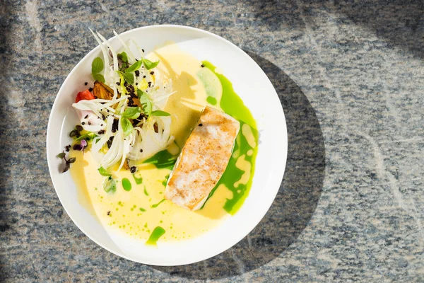 Feines Essen Weißfischfilet Paniert Kräutern Und Gewürzen Mit Garnelen Und — Stockfoto