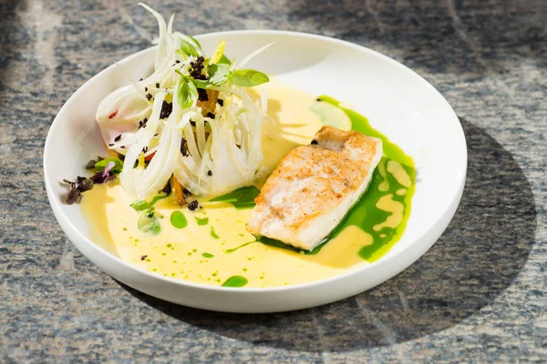 高級レストラン 白身魚のハーブ エビと野菜のスパイスのパン粉 ロイヤリティフリーのストック写真