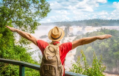 Iguazu Şelaleleri, Brezilya - Brezilya 'da Kollarını kaldırıp Iguacu Şelalelerini izleyen gezgin.