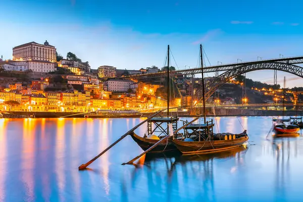 Oporto şehrinin panoramik manzarası ve Portekiz 'deki Douro nehri