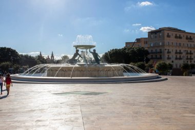 Malta 'nın başkenti Valletta, Akdeniz' in en iyi iki doğal limanı arasında yer alan bir yarımadada güçlendirilmiş bir şehirdir..