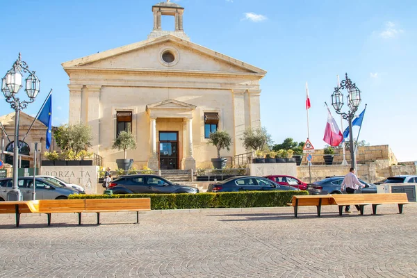 Malta 'nın başkenti Valletta, Akdeniz' in en iyi iki doğal limanı arasında yer alan bir yarımadada güçlendirilmiş bir şehirdir..