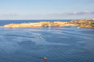 Malta 'nın başkenti Valletta, Akdeniz' in en iyi iki doğal limanı arasında yer alan bir yarımadada güçlendirilmiş bir şehirdir..