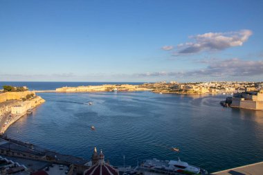 Malta 'nın başkenti Valletta, Akdeniz' in en iyi iki doğal limanı arasında yer alan bir yarımadada güçlendirilmiş bir şehirdir..