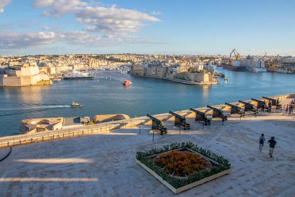 Malta 'nın başkenti Valletta, Akdeniz' in en iyi iki doğal limanı arasında yer alan bir yarımadada güçlendirilmiş bir şehirdir..