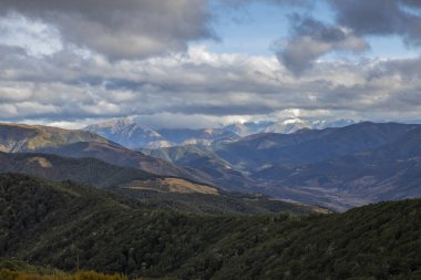 Richardson Dağı, Oxford Dağı ile Thomas Dağı arasındaki Christchurch 'ün kuzeybatısındaki eteklerin birinci sırasında yer alır..