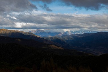 Richardson Dağı, Oxford Dağı ile Thomas Dağı arasındaki Christchurch 'ün kuzeybatısındaki eteklerin birinci sırasında yer alır..