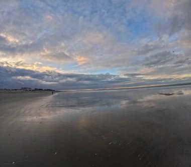 Christchurch New Brighton, New Brighton 'un güneyinde 18 km uzunluğunda kumlu bir plajı olan bir banliyö.