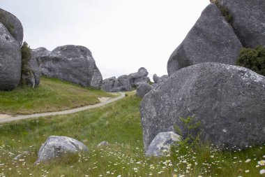 Castle Hills tırmanmak ve kaya yapmak için son derece popüler bir yerdir. Rezervde çok sayıda vidalanmış tırmanış var.