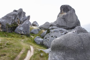 Castle Hills tırmanmak ve kaya yapmak için son derece popüler bir yerdir. Rezervde çok sayıda vidalanmış tırmanış var.