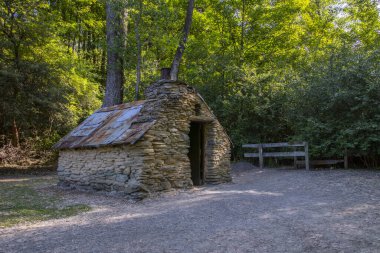 Arrow Nehri 'nin bir kolu olan Bush Deresi' nin kıyısında kısmen restore edilmiş Arrowtown Çin yerleşkesi yer almaktadır.