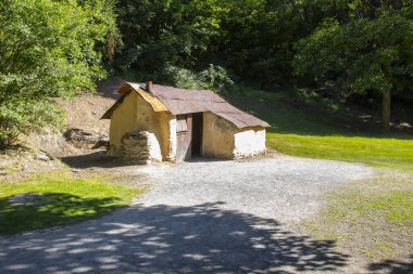 Arrow Nehri 'nin bir kolu olan Bush Deresi' nin kıyısında kısmen restore edilmiş Arrowtown Çin yerleşkesi yer almaktadır.