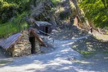 Arrow Nehri 'nin bir kolu olan Bush Deresi' nin kıyısında kısmen restore edilmiş Arrowtown Çin yerleşkesi yer almaktadır.