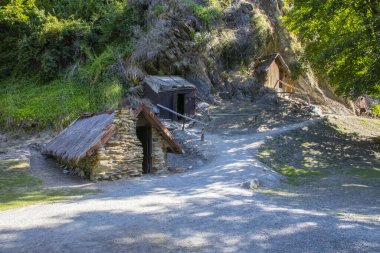 Arrow Nehri 'nin bir kolu olan Bush Deresi' nin kıyısında kısmen restore edilmiş Arrowtown Çin yerleşkesi yer almaktadır.