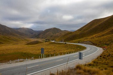 Yeni Zelanda 'nın Güney Adası' nda yer alan Lindis Geçidi, zirvesinde bir bakış açısı ve ek manzaralı noktalara giden iki kısa yola erişim sağlayan bir otopark barındırıyor..