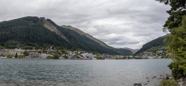 Queenstown, Yeni Zelanda 'nın Güney Adası' nın nefes kesen manzaralarının arasına yerleşmiş..